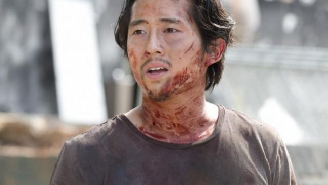 The gray t-shirt Glenn Rhee (Steven Yeun) in The Walking Dead S06E11