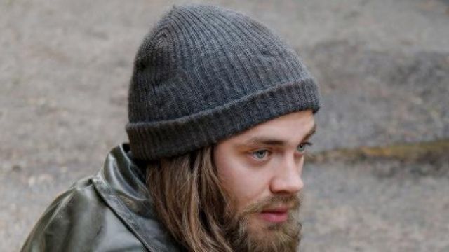 Cap gray Jesus (Tom Payne) in The Walking Dead