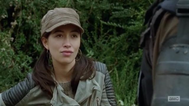 The sweater Urban Outfitters Rosita Espinosa (Christian Serratos) in The Walking Dead S04E15