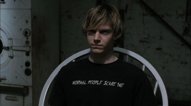 medios de comunicación consumirse Llevando La camiseta "Normal People Scare Me" de Tate Langdon dans American Horror  Story | Spotern