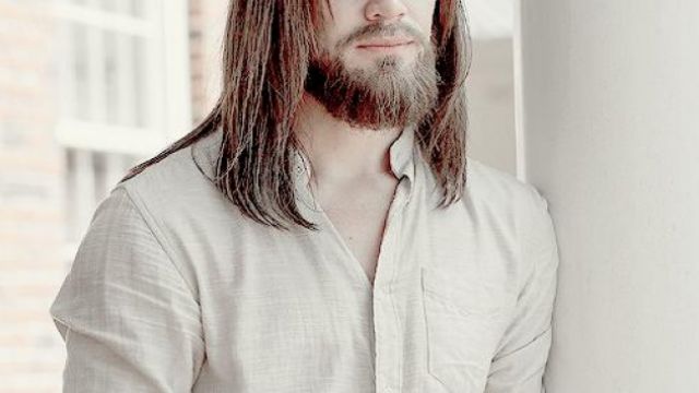 The t-shirt, long-sleeved, button-ivory Jesus (Tom Payne) in The Walking Dead
