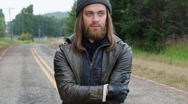 Los guantes negros de Jesús (Tom Payne) en The Walking Dead