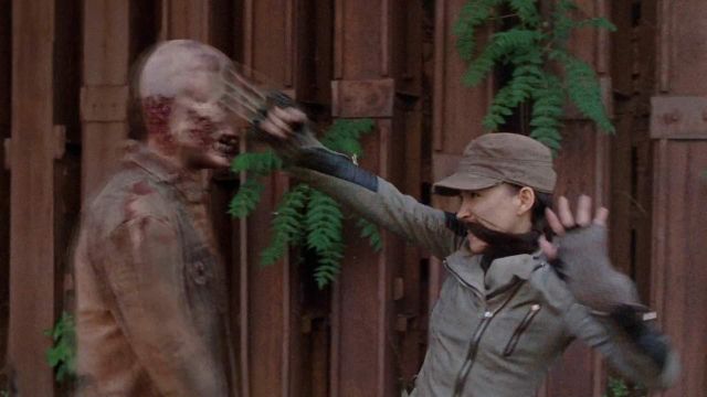 Le blouson de Rosita Espinosa (Christian Serratos) dans The Walking Dead S05E01