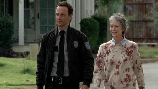 Le pull à fleurs Alfred Dunner de Carol Peletier (Melissa McBride) dans The Walking Dead S05E13