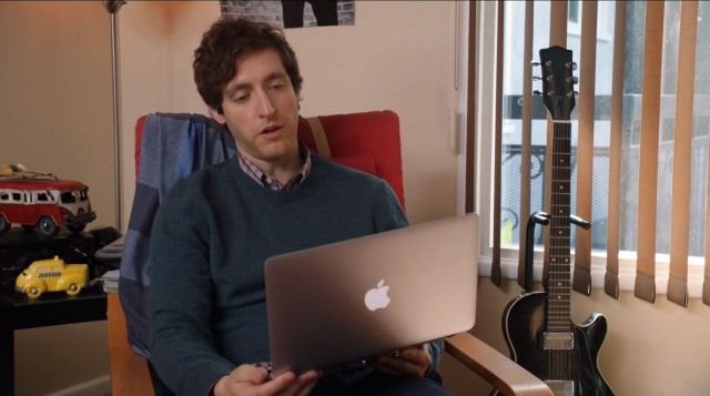 The MacBook Air of Richard Hendricks (Thomas Middleditch) in Silicon Valley S3E10