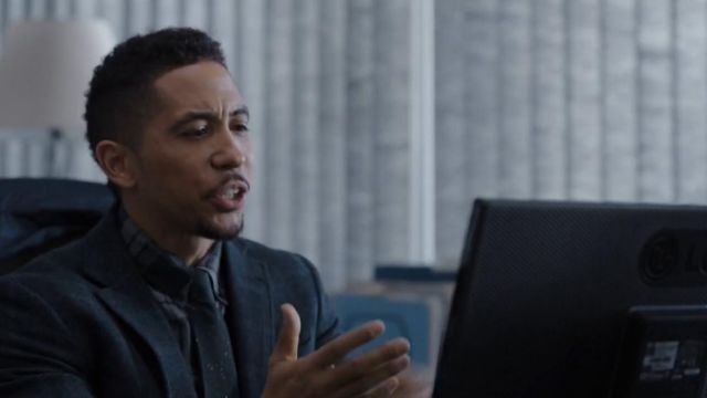L'écran LG de Joel Estavez (Neil Brown, Jr.) dans Dirk Gently, détective holistique S01E01