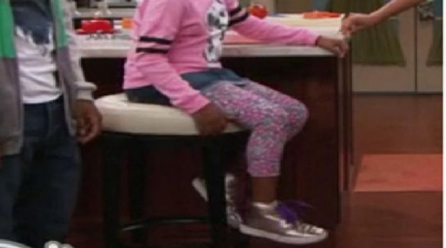 Zapatillas plateadas de Judy Cooper (Trinitee Stokes) en Agent K.C.