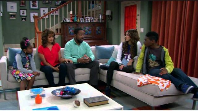 Las zapatillas azules de Cooper (Kamil McFadden) en Agent K.C.