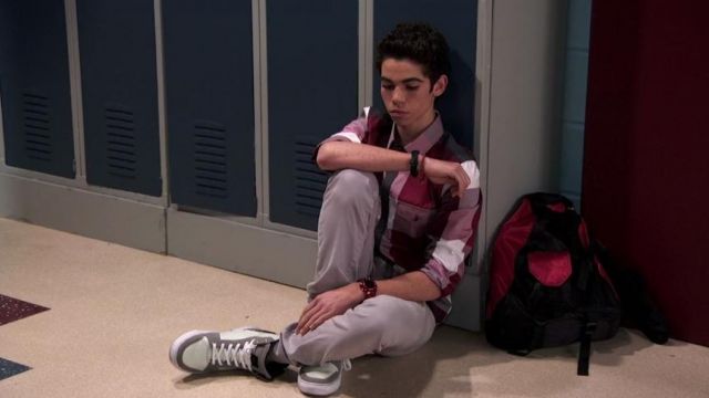 sneakers grey and white high tops Luke Ross (Cameron Boyce) in Jessie