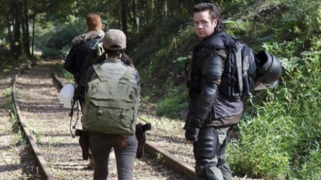 Les protections aine et cuisse de Eugene (Josh Mcdermitt) dans The Walking Dead