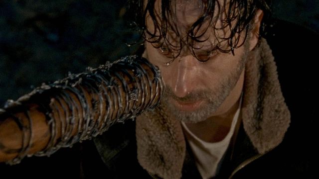 La batte Lucille de Negan (Jeffrey Dean Morgan) dans The Walking Dead  S07E01