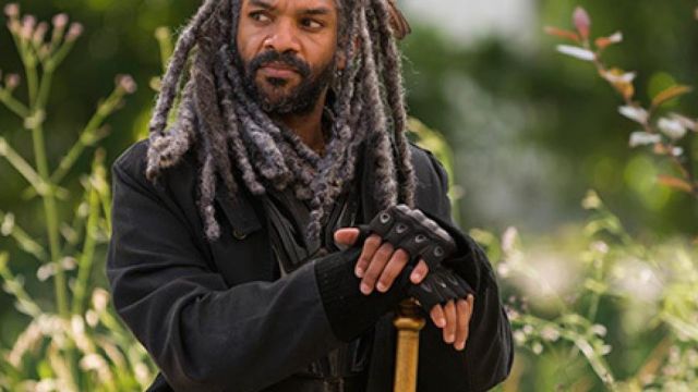 The long gray coat of Ezekiel (Khary Payton) in The Walking Dead