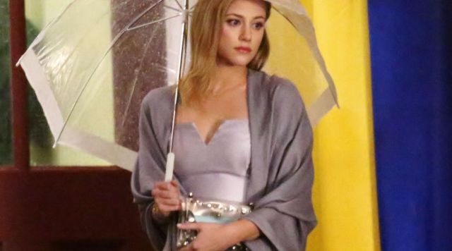 The dress of Betty Cooper (Lili Reinhartt) in Riverdale S01E11