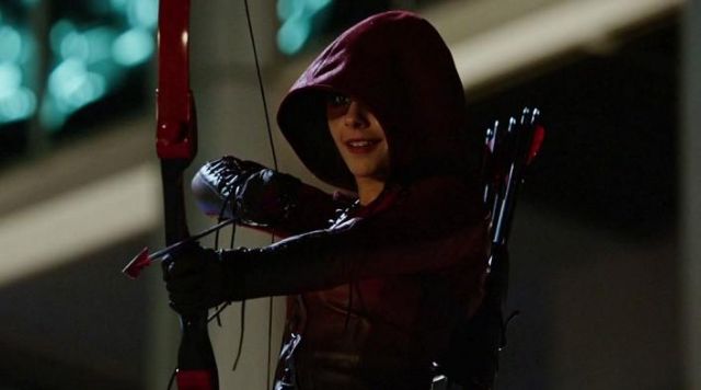 The leather jacket red and black of Thea Queen / Speedy (Willa Holland) on Arrow