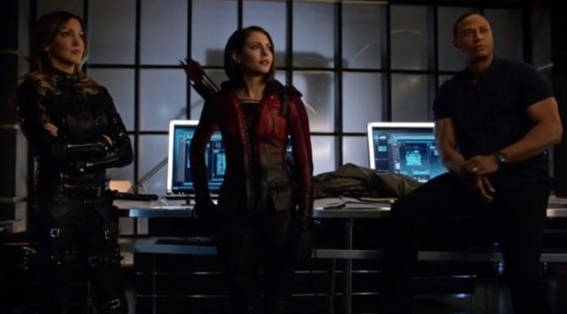 The jacket red leather Thea Queen (Willa Holland) on Arrow