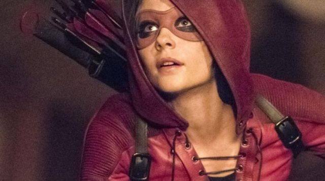 The jacket in red leather Thea Dearden Queen / Speedy (Willa Holland) on  Arrow season 5