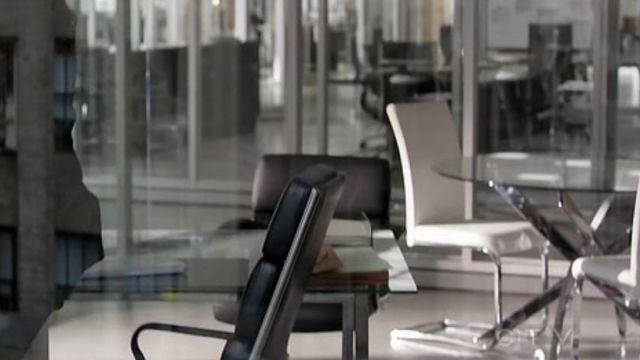 La table en verre Milo Baughman vue dans Conviction