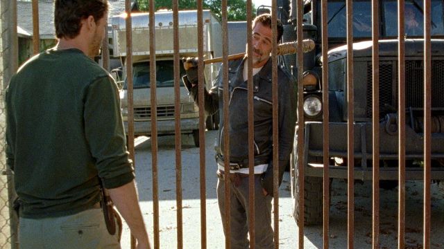 The biker jacket of Negan (Jeffrey Dean Morgan) in The Walking Dead S07E04