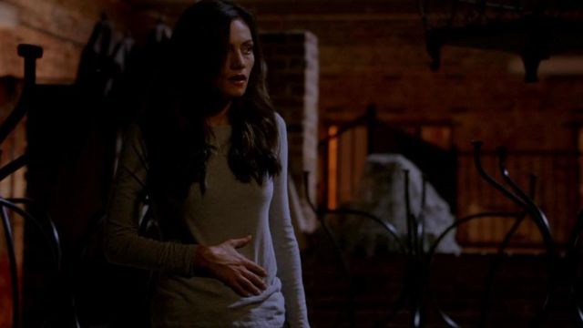 The t-shirt Vince of Hayley Marshall (Phoebe Tonkin) on The Originals S3E2