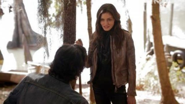 The jean 7 for All Mankinds Hayley Marshall (Phoebe Tonkin) on The Originals S2E13