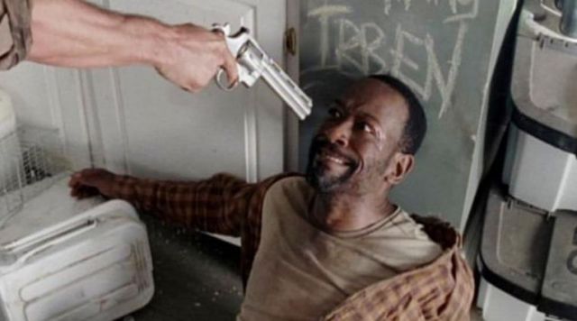 The t-shirt beige of Morgan Jones (Lennie James) in The Walking Dead