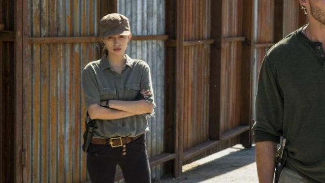 La chemise grise de Rosita Esinosa (Christian Serratos) dans The Walking Dead S07E04