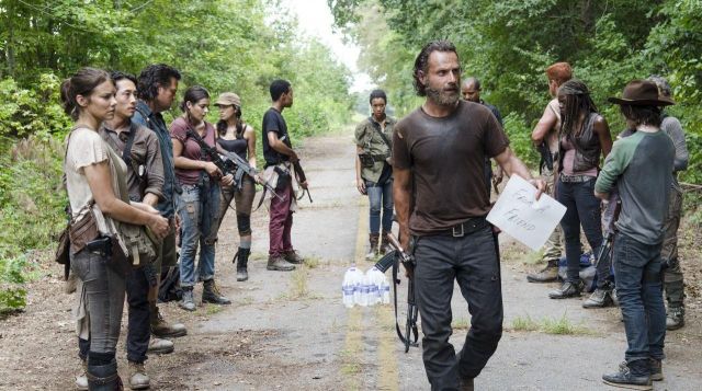 The t-shirt in brown from Rick Grimes (Andrew Lincoln) in The Walking Dead  season 5