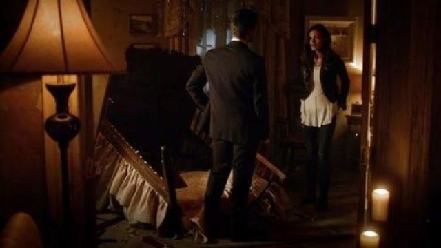 The jean 7 For All Mankind Hayley Marshall (Phoebe Tonkin) on The Originals S2E1