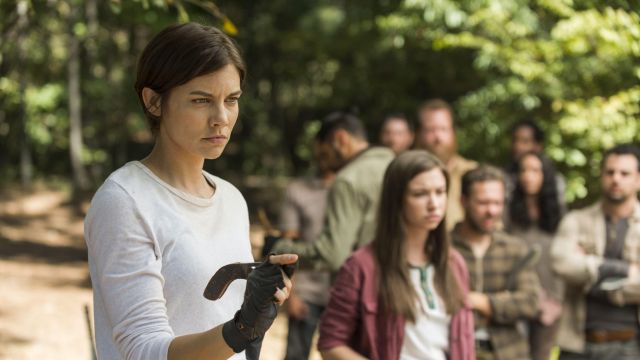 the white top of Maggie Greene (Lauren Cohan) in The Walking Dead S07E14