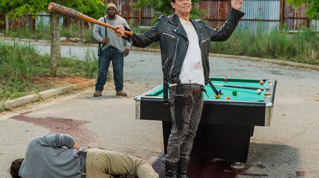 The pool of Negan (Jeffrey Dean Morgan) in The Walking Dead S07E08