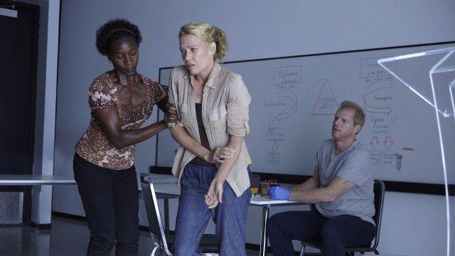 The shirt Andrea Harrison (Laurie Holden) in The Walking Dead season 1