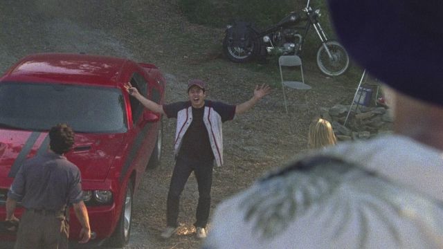 The car Dodge Challenger red Glenn Rhee (Steven Yeun) in The Walking Dead season 1