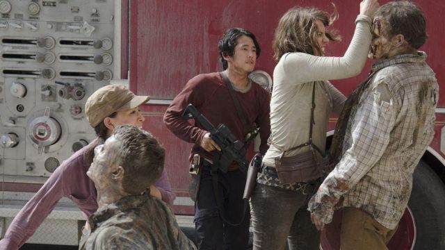 The t-shirt bordeaux Glenn Rhee (Steven Yeun) in The Walking Dead season 5