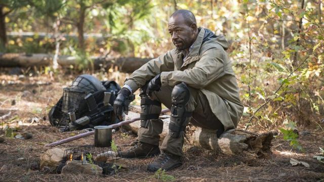 Protections knees and shins of Morgan (Lennie James) in The Walking Dead