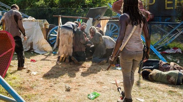 Le pantalon de Michonne (Danai Gurira) dans The Walking Dead S07E12