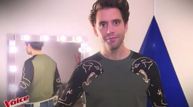 The sweater sleeve with the panthers Valentino Mika in The Voice : the most beautiful voice in 2017