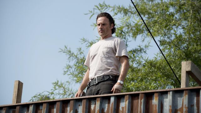 The white t-shirt Rick Grimes (Andrew Lincoln) in The Walking Dead