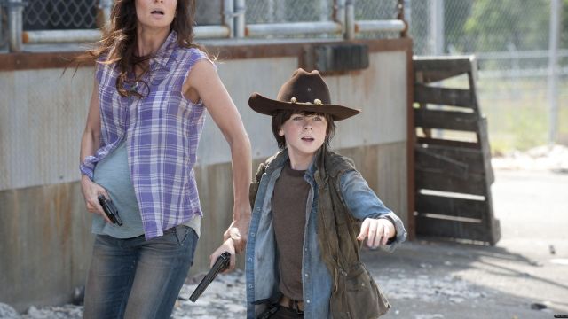 La chemise de Carl Grimes (Chandler Riggs) dans The Walking Dead S03E04