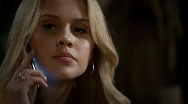 Les boucles d'oreilles Guess de Rebekah Mikaelson (Claire Holt) dans The Originals S1E16