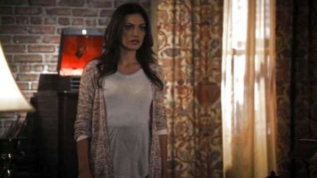 The t-shirt Knot and Sister of Hayley Marshall (Phoebe Tonkin) on The Originals S1E14