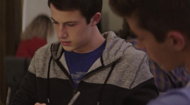 The hoodie two-tone Clay Jensen (Dylan Minnette) in 13 reasons why