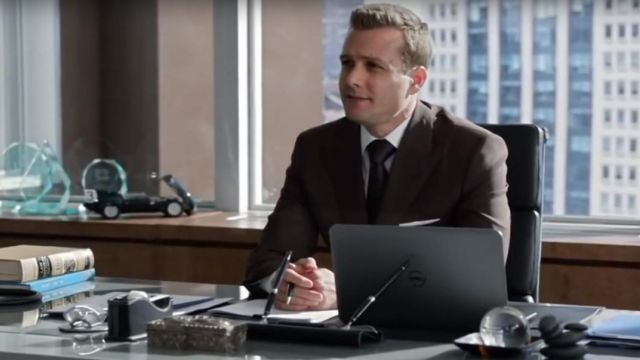 The pen holder on the office of Harvey Specter (Gabriel Macht ) in Suits |  Spotern