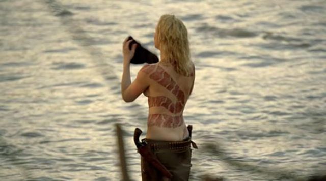 Le tatouage de serpent de Armistice (Ingrid Bolsø Berdal) dans Westworld saison 1