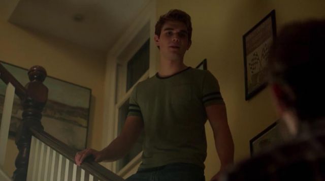 The gray t-shirt of Archie Andrews (K. J. Apa) in Riverdale S01E03