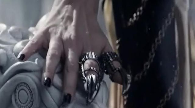 The ring of Ravena (Charlize Theron) in The hunter and the ice queen