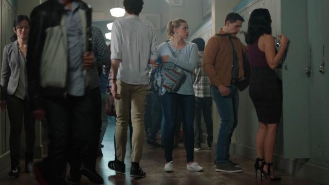 the shoes with fringes of Veronica Lodge (Camila Mendes) in Riverdale S01E03 (beige)