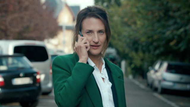 The green jacket in velvet Zara of Andrea Martel (Camille Cottin) in Ten percent S02E01