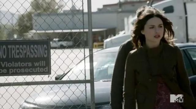 The coat khaki Allison Argent (Crystal Reed) on Teen Wolf