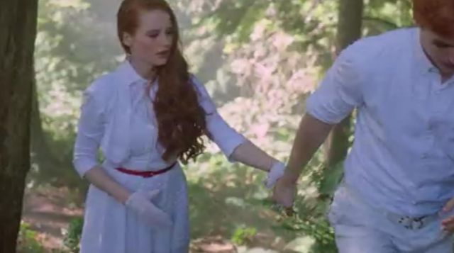 The white dress immaculate of Cheryl Blossom (Madelaine Petsch) in Riverdale S01E05