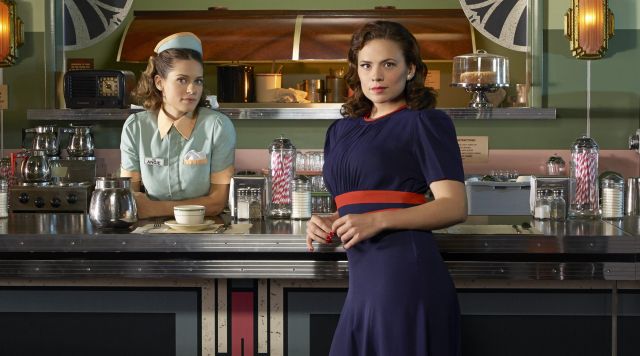 La robe bleue à bandes rouges de Peggy Carter (Hayley Atwell) dans Agent Carter